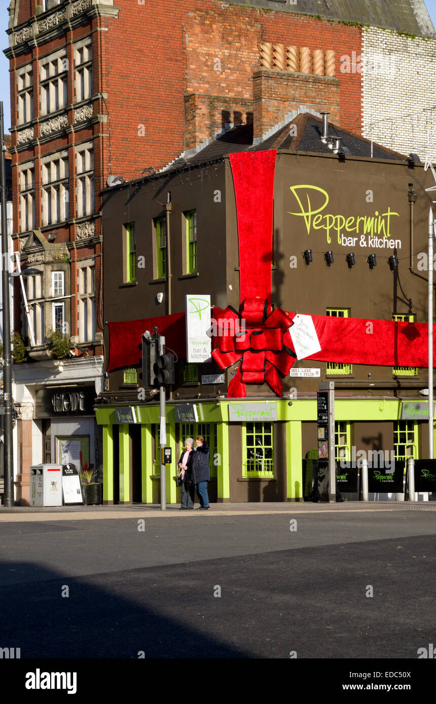 Bar et restaurant menthe enveloppé comme un cadeau de Noël, Mill Lane, Cardiff, Pays de Galles, Royaume-Uni. Banque D'Images