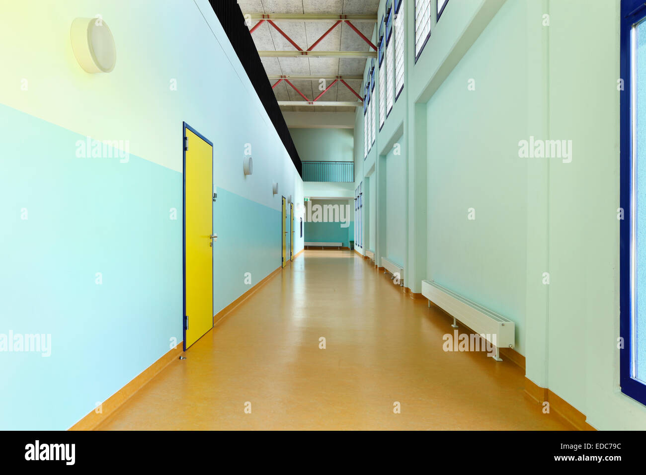 L'école publique, long couloir avec porte jaune Banque D'Images