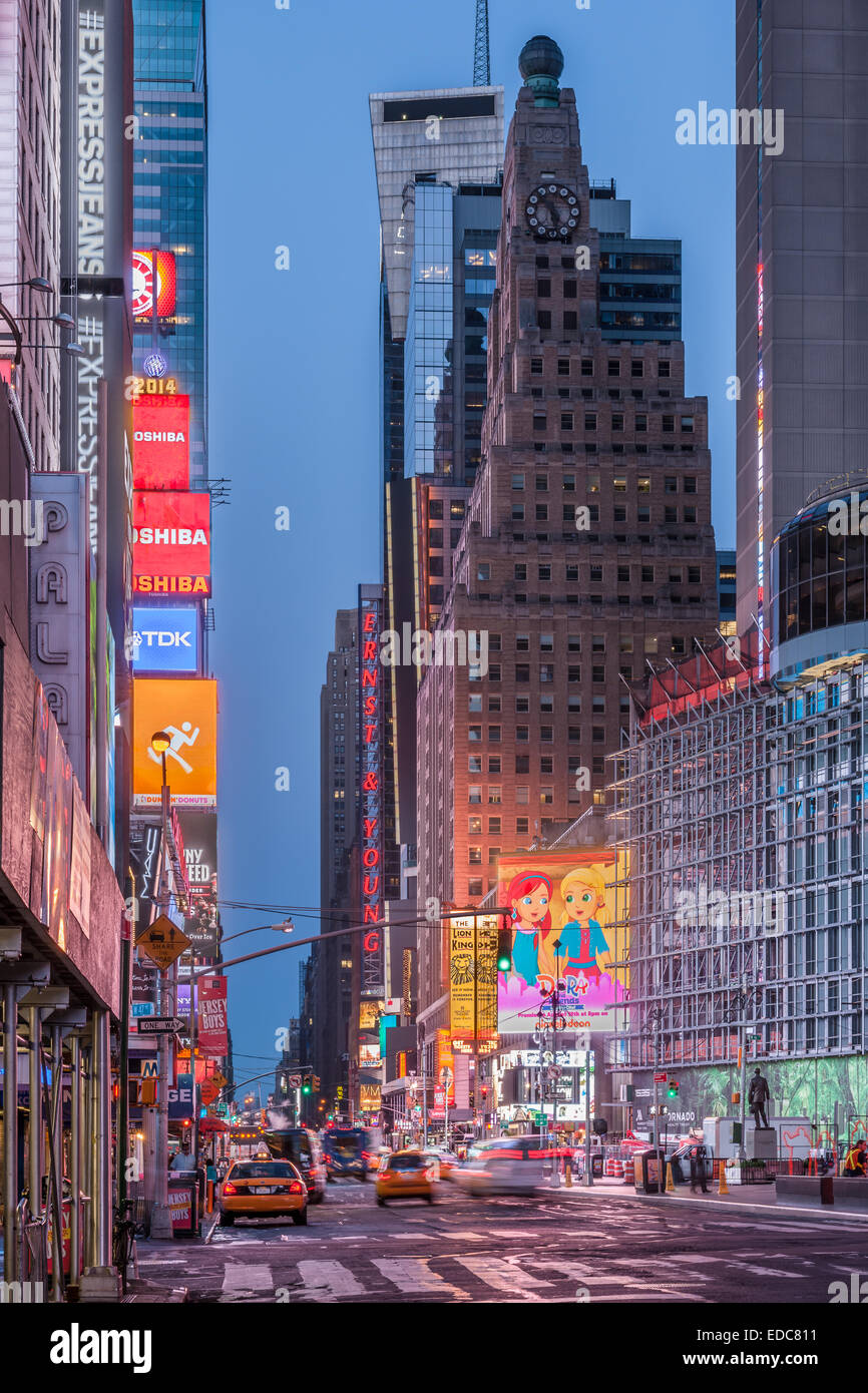 Times Square, un important carrefour commercial et un quartier de Midtown Manhattan, New York, USA. Banque D'Images