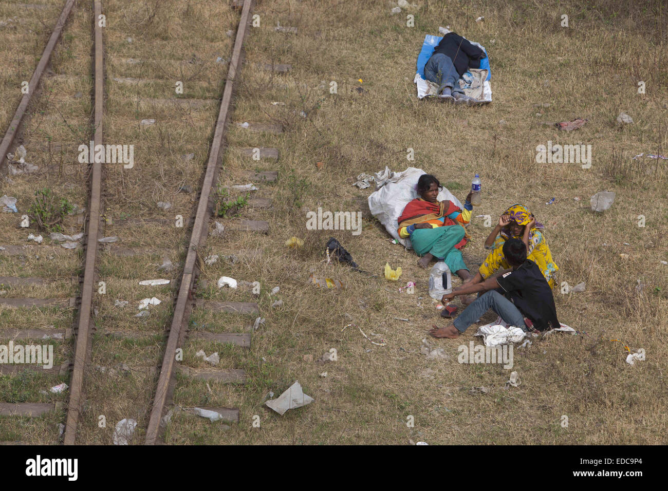 Dhaka, Bangladesh. 5Th Jan, 2015. Réfugiés climatiques vivant à proximité de la gare ferroviaire de Kamalapur à Dhaka.Le nombre de réfugiés climatiques dans la capitale augmente chaque jour. Les inondations causées par le changement du client a pris les maisons et les moyens de subsistance de milliers. On estime qu'en 2050 le pays pourrait avoir jusqu'à 20 millions de réfugiés climatiques. © Zakir Hossain Chowdhury/ZUMA/Alamy Fil Live News Banque D'Images