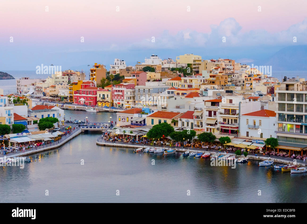 Lac Voulismeni à Agios Nikolaos, Crète, Grèce. Vue sur la baie, grecque, aghios, port, bleu, panorama, port, eau, soir Banque D'Images