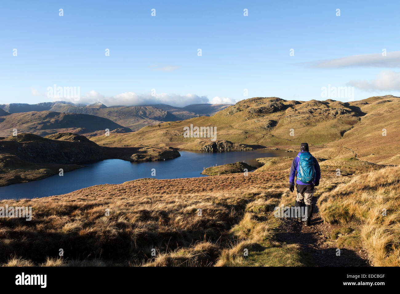 Walker et l'angle Tarn avec Cloud finit aussi par la gamme Helvellyn Lake District Cumbria UK Banque D'Images