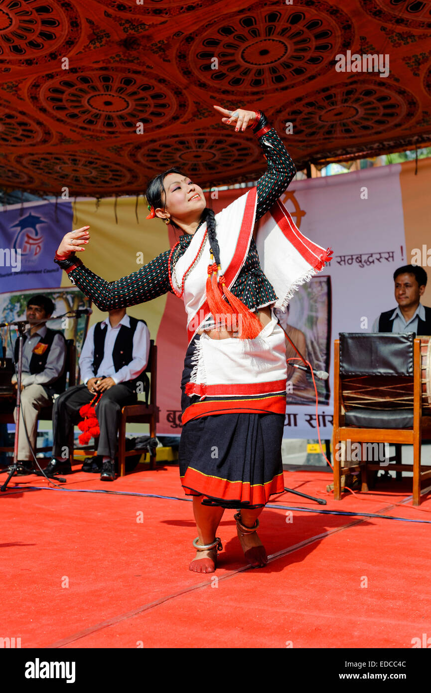 Danseuse fille népalaise Népal traditionnelle danse appelée Hijo Rati Sapani népalais Ma danse appelée Hijo Rati Sapani Ma Nepali Banque D'Images