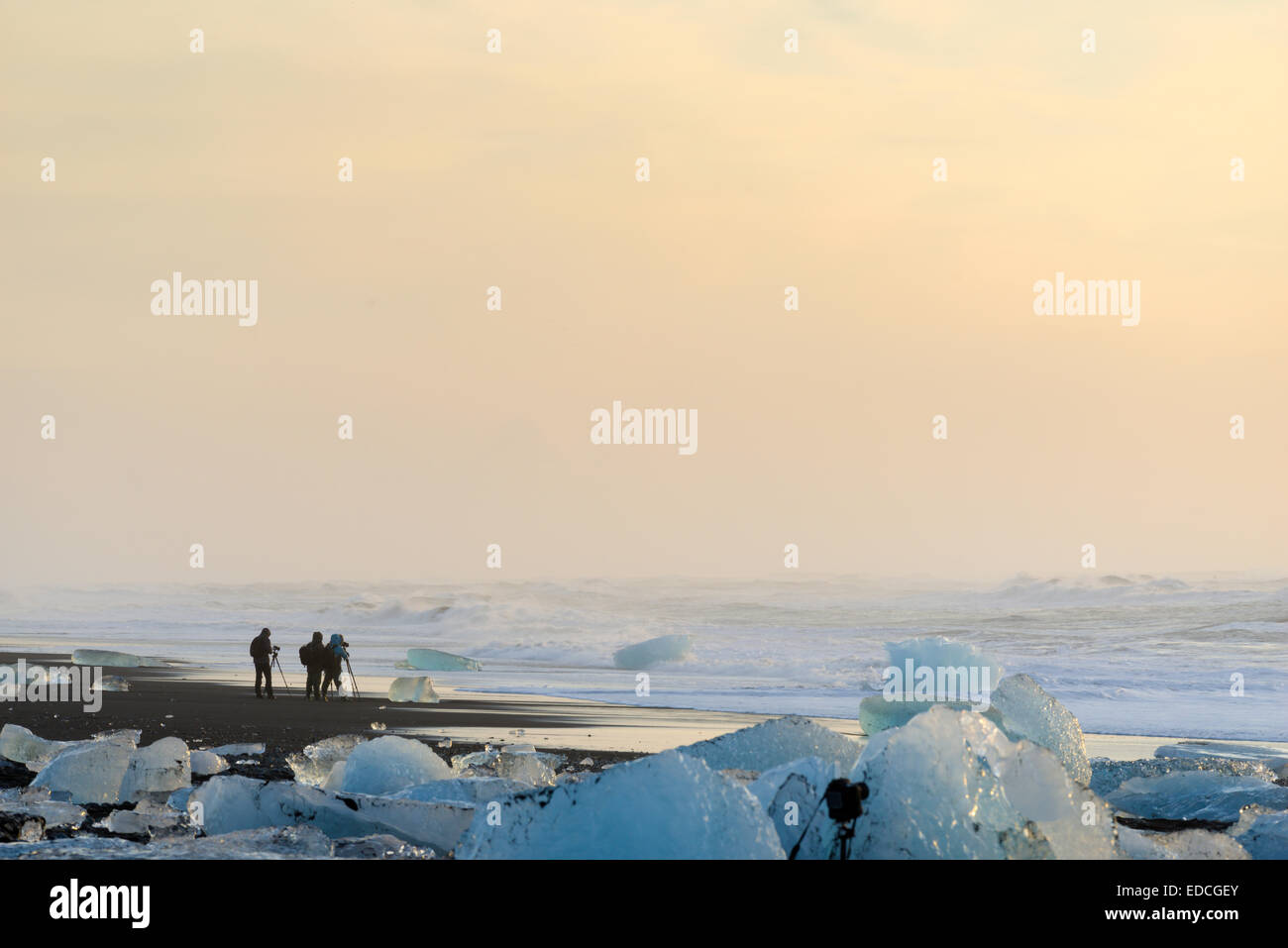Les photographes de prendre des photos à l'Breidamerkurfjara beach, calotte de glace, l'Islande Vatnajokull. Banque D'Images