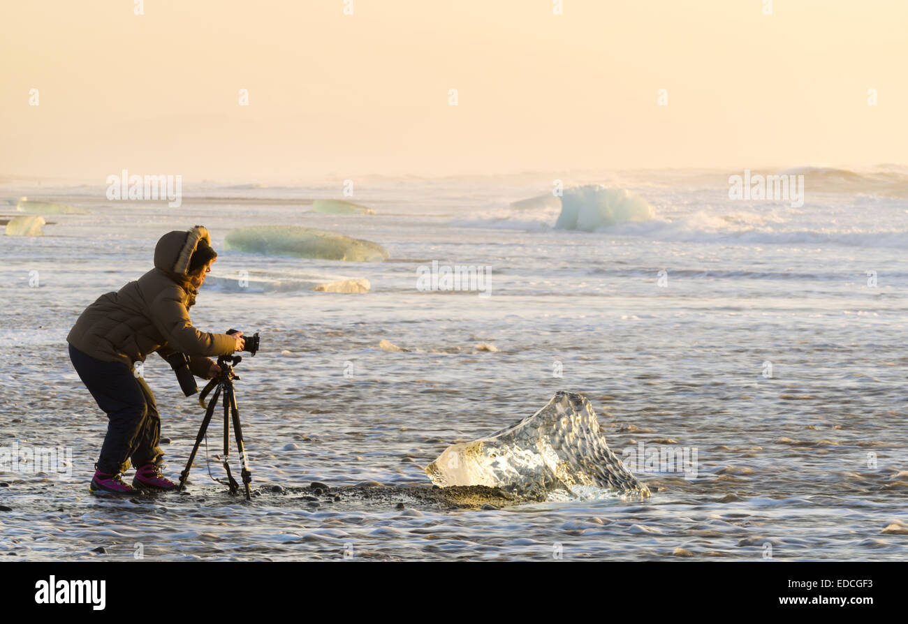 Photographe à prendre des photos à l'Breidamerkurfjara beach, calotte de glace, l'Islande Vatnajokull. Banque D'Images