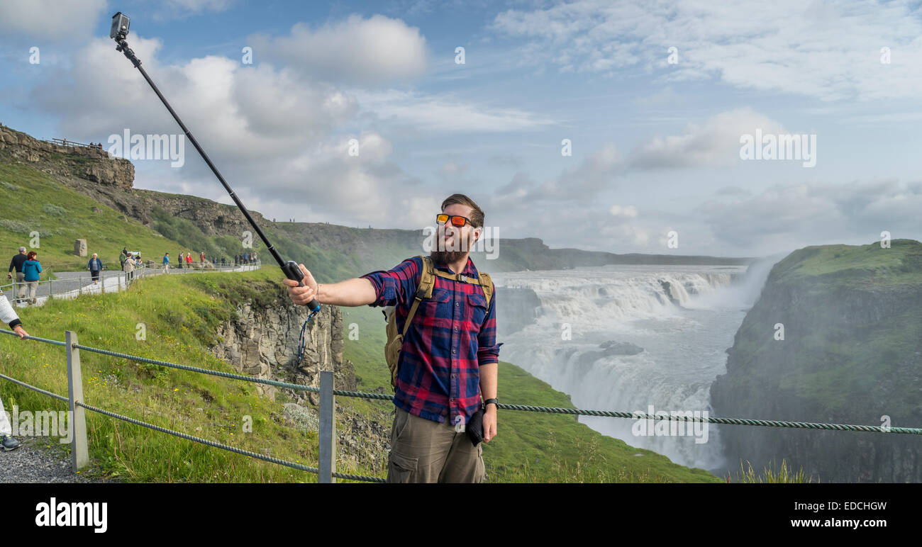 Self Portrait avec un monopode, chutes de Gullfoss, l'Islande Banque D'Images