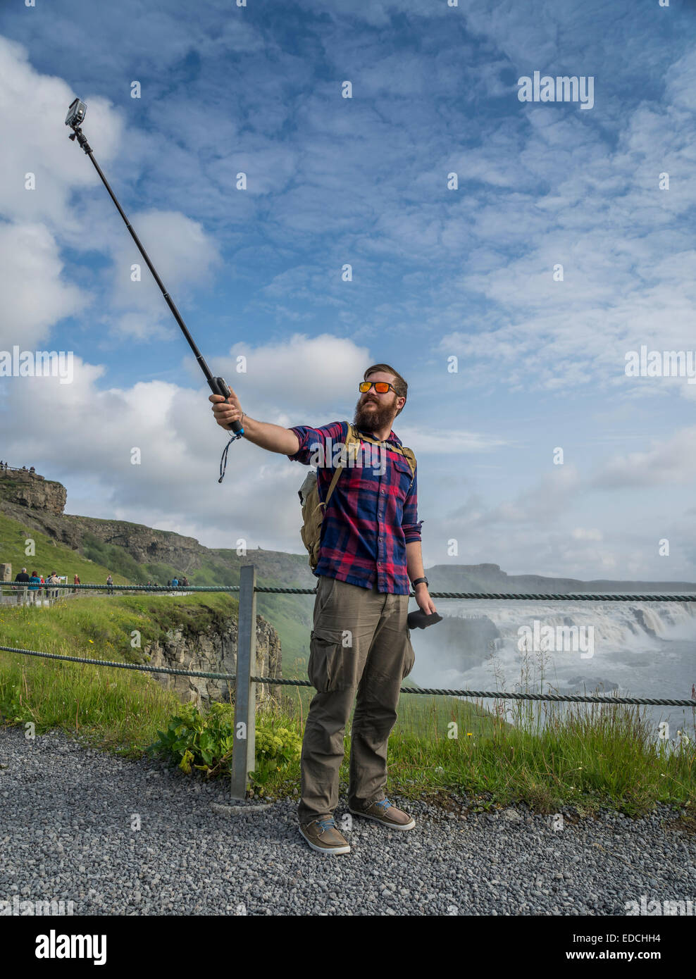 Self Portrait avec un monopode, chutes de Gullfoss, l'Islande Banque D'Images