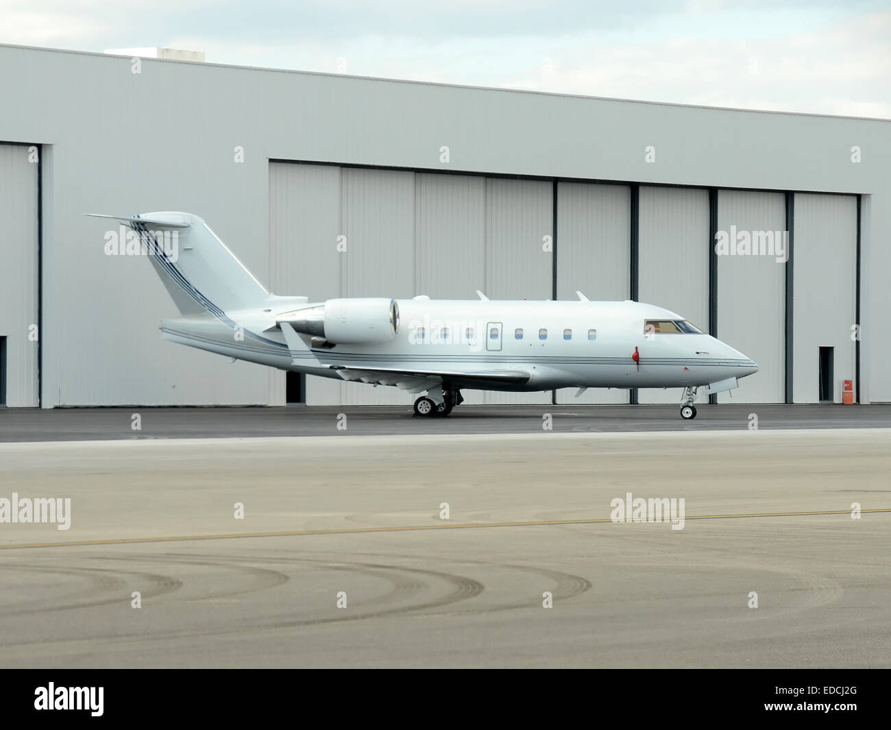 Avion à réaction de l'entreprise moderne en face du hangar Banque D'Images