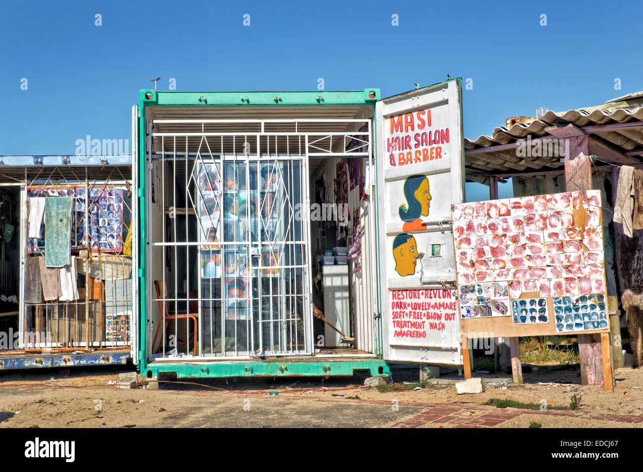 Salon de coiffure dans le township de Khayelitsha, réputé pour être le plus grand et le plus dynamique du township en Afrique du Sud. Banque D'Images