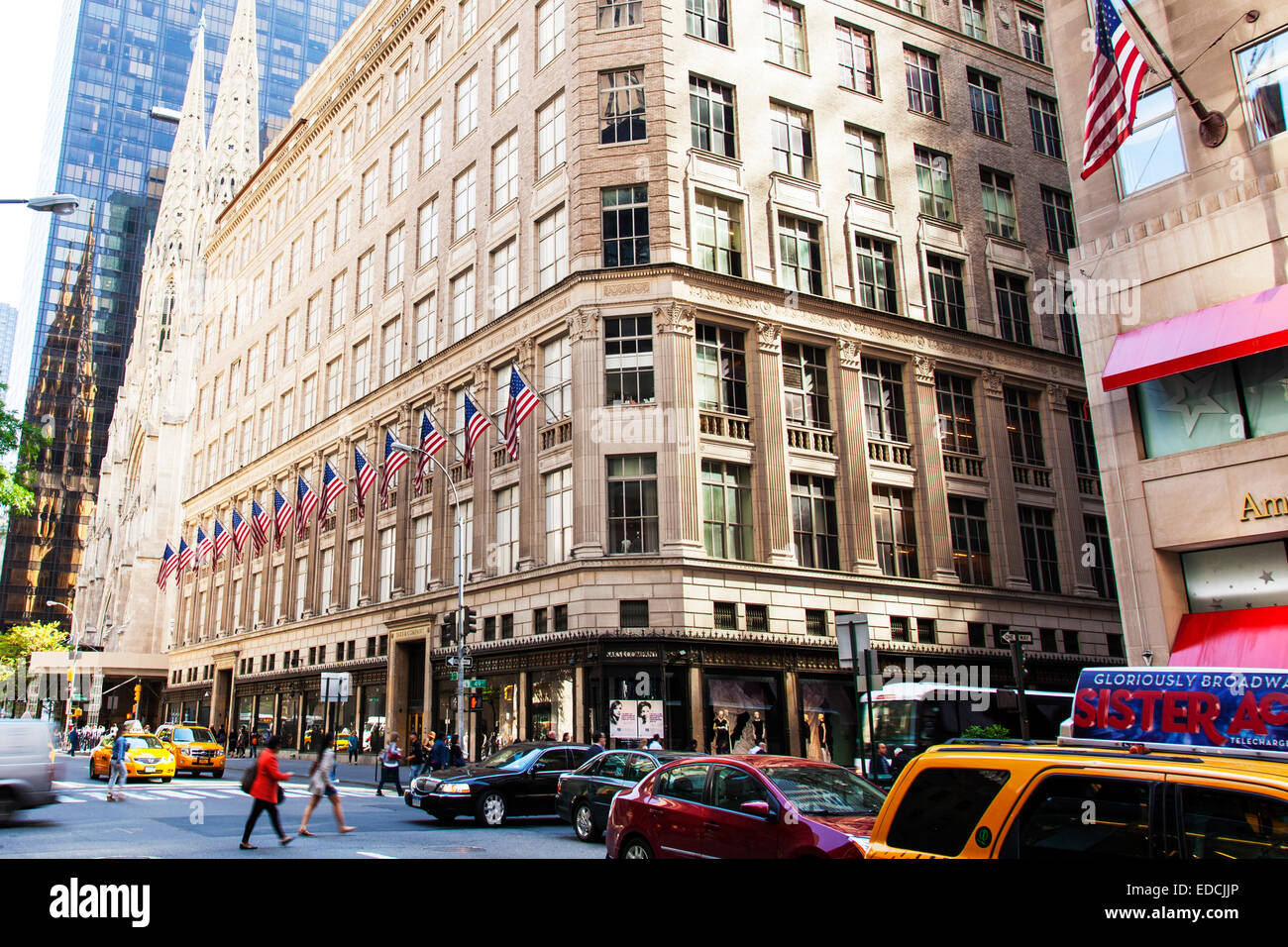 Saks et & compagnie avebuilding cinquième Manhattan New York drapeaux extérieur façade rue front NY NYC USA America United States Banque D'Images