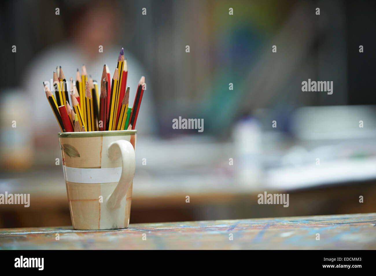 Dans une salle d'art crayons Banque D'Images