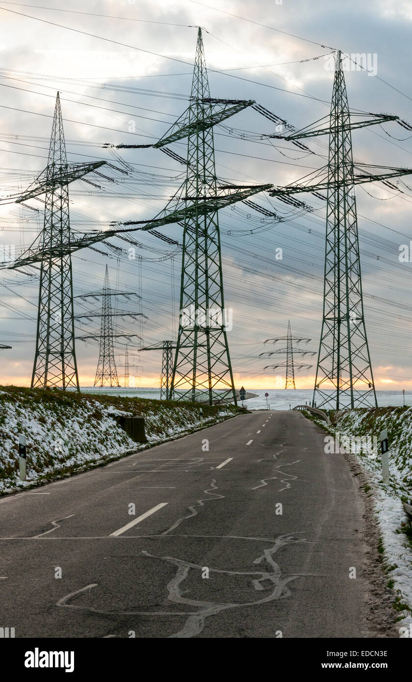 Pylônes électriques dans un stérile, paysage de neige, de l'Allemagne. Banque D'Images