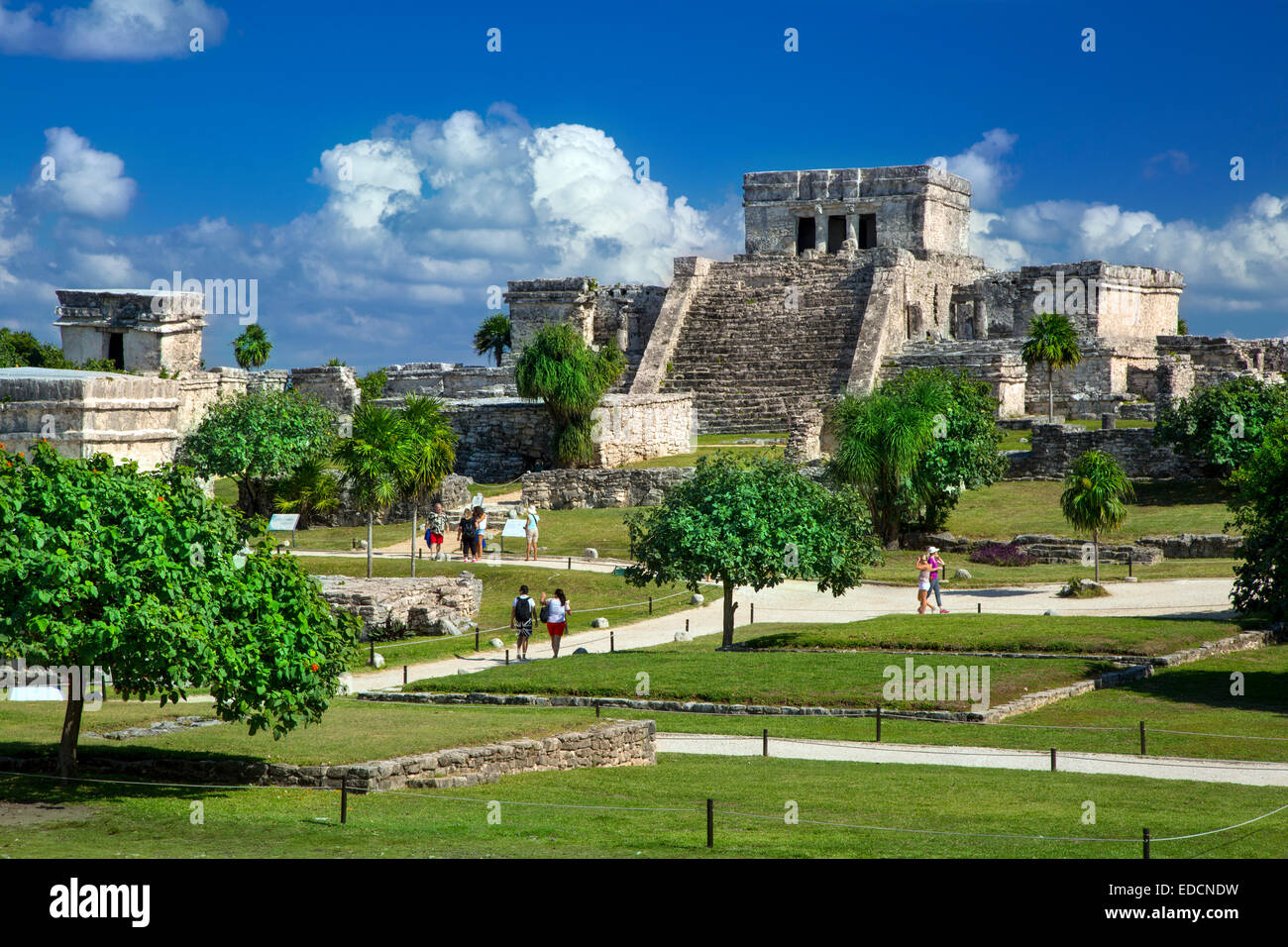 Les touristes visitant les ruines du temple maya à Tulum, Quintana Roo, Yucatan, Mexique Banque D'Images