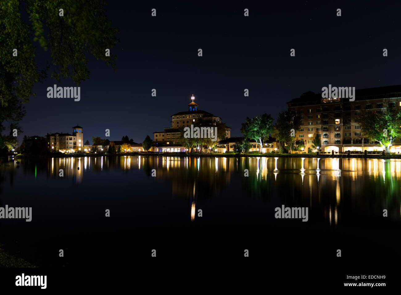 Le Bateau Hôtel Broadmoor dans Colorado Springs à nuit Banque D'Images