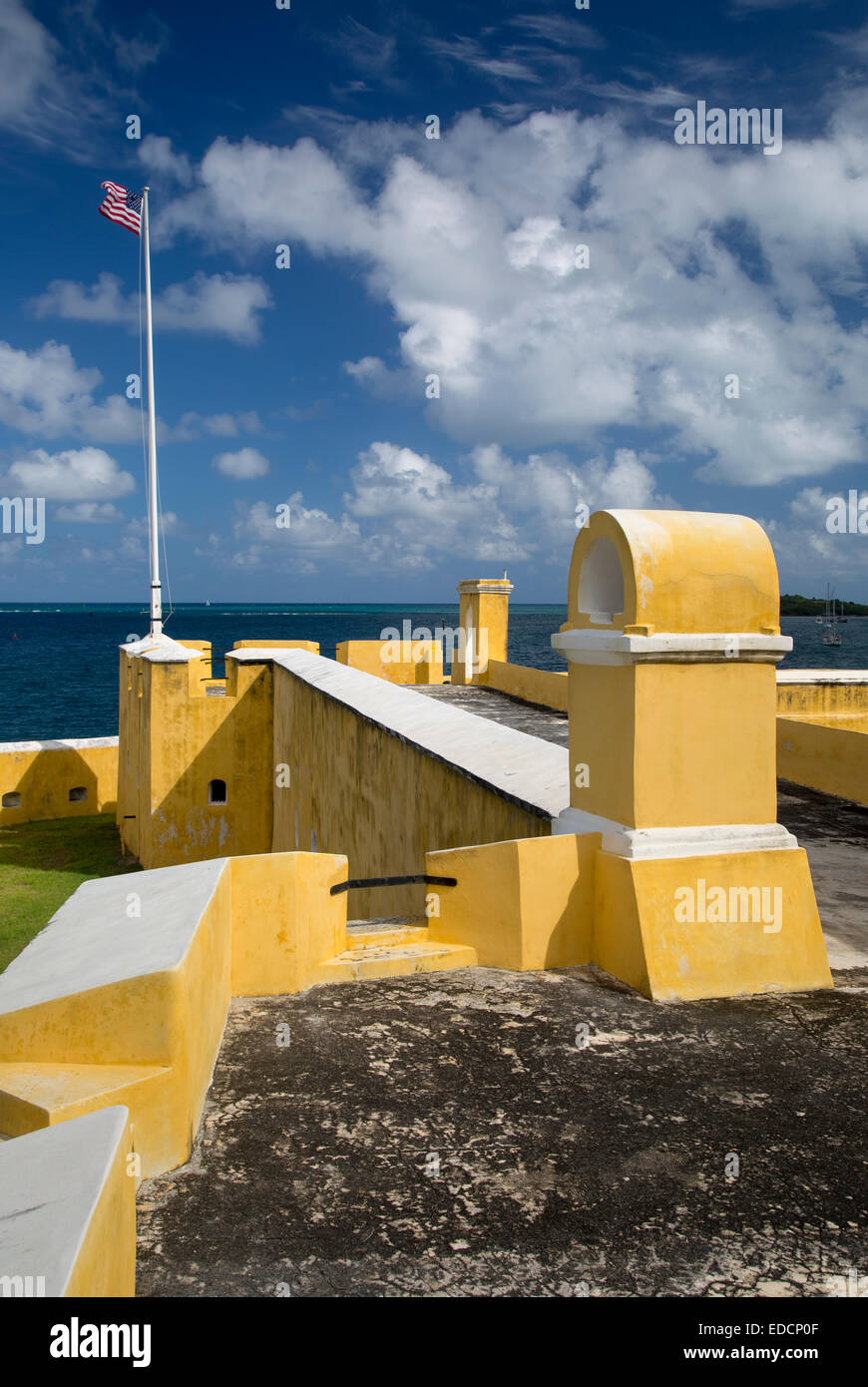 Drapeau américain survole Fort Christiansvaern, Christiansted, St Croix, îles Vierges américaines, les îles des Caraïbes Banque D'Images