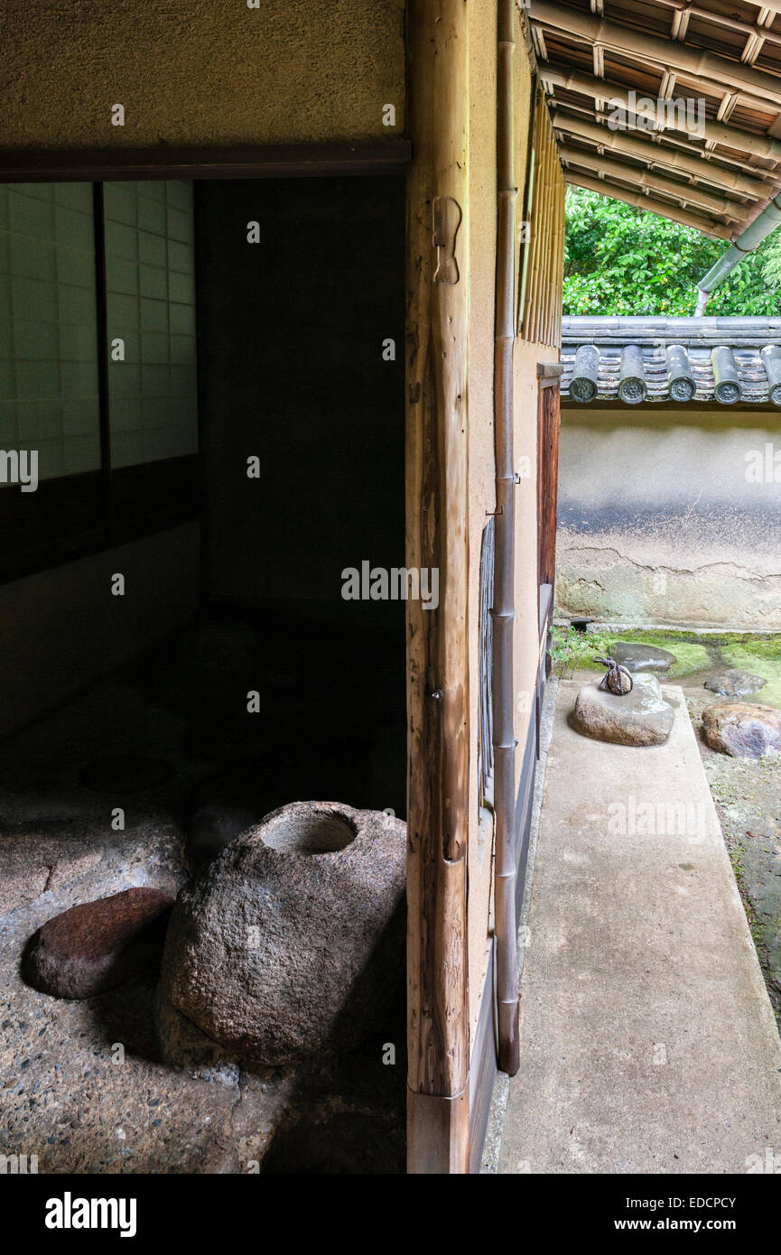 Shinju-un temple zen, Temple Daitoku-ji, Kyoto, Japon. Le vestibule de la salle de thé avec un bassin d'eau en pierre ou tsukubai Banque D'Images