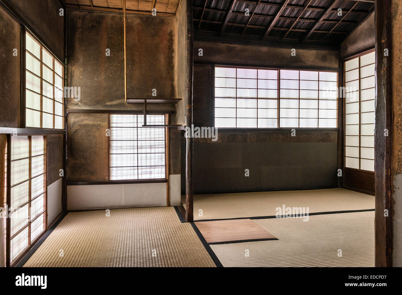 Temple zen Shinju-an, Daitoku-ji, Kyoto, Japon. Intérieur du salon de thé 17c Teigyokuken, avec tatamis et fenêtres en papier Banque D'Images