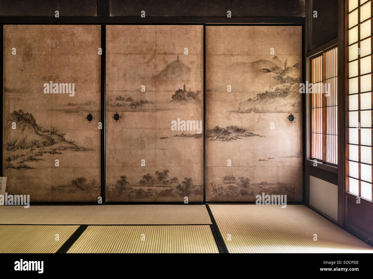 Temple zen Shinju-an, Daitoku-ji, Kyoto, Japon. Un paysage chinois peint sur des cloisons coulissantes (fusuma) dans une salle de réception Banque D'Images