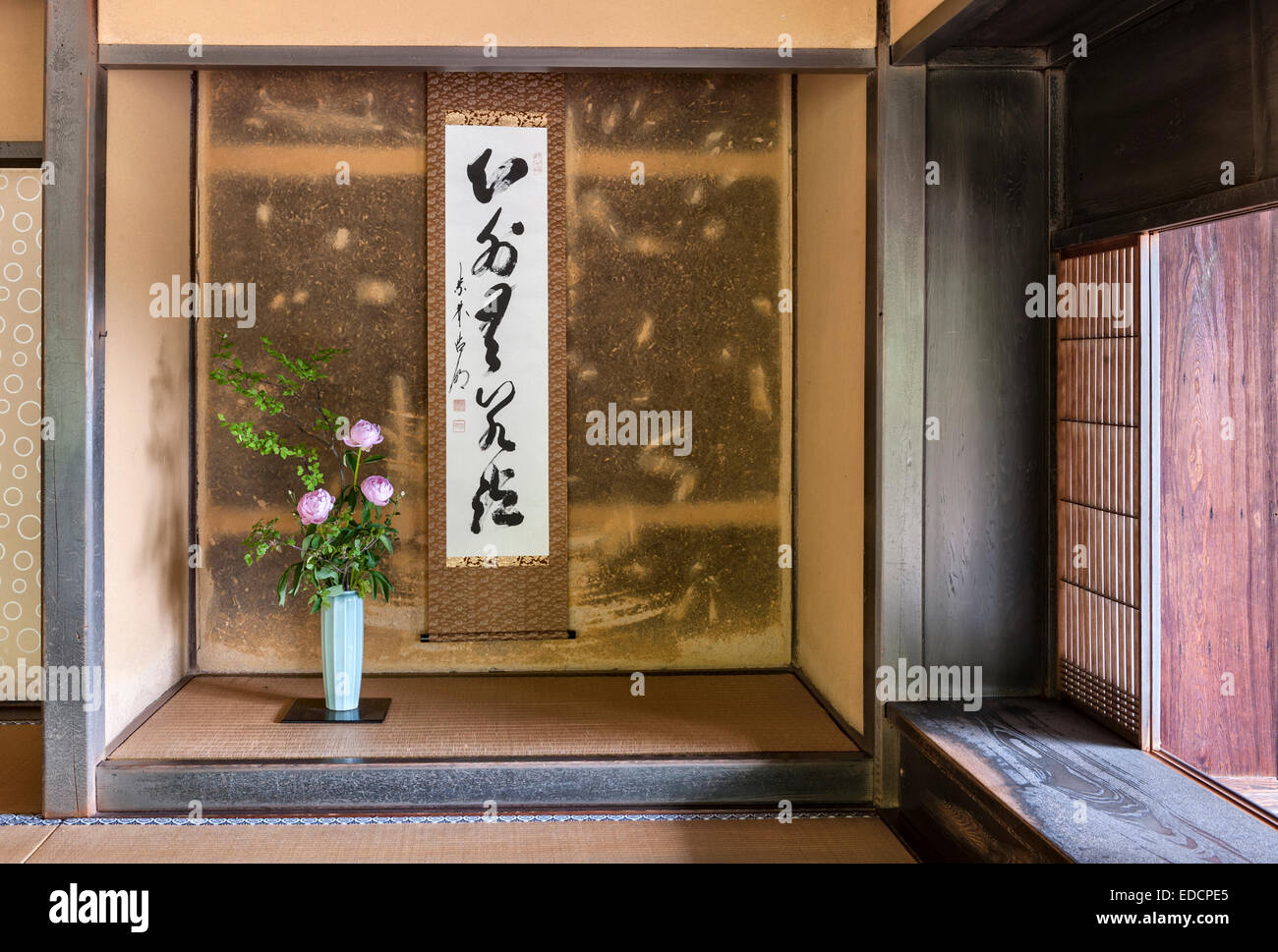 Intérieur du temple bouddhiste zen Jiko-in, Nara, Japon. L'alcôve ou tokonoma, avec un arrangement de pivoines pour représenter la saison (début de l'été) Banque D'Images