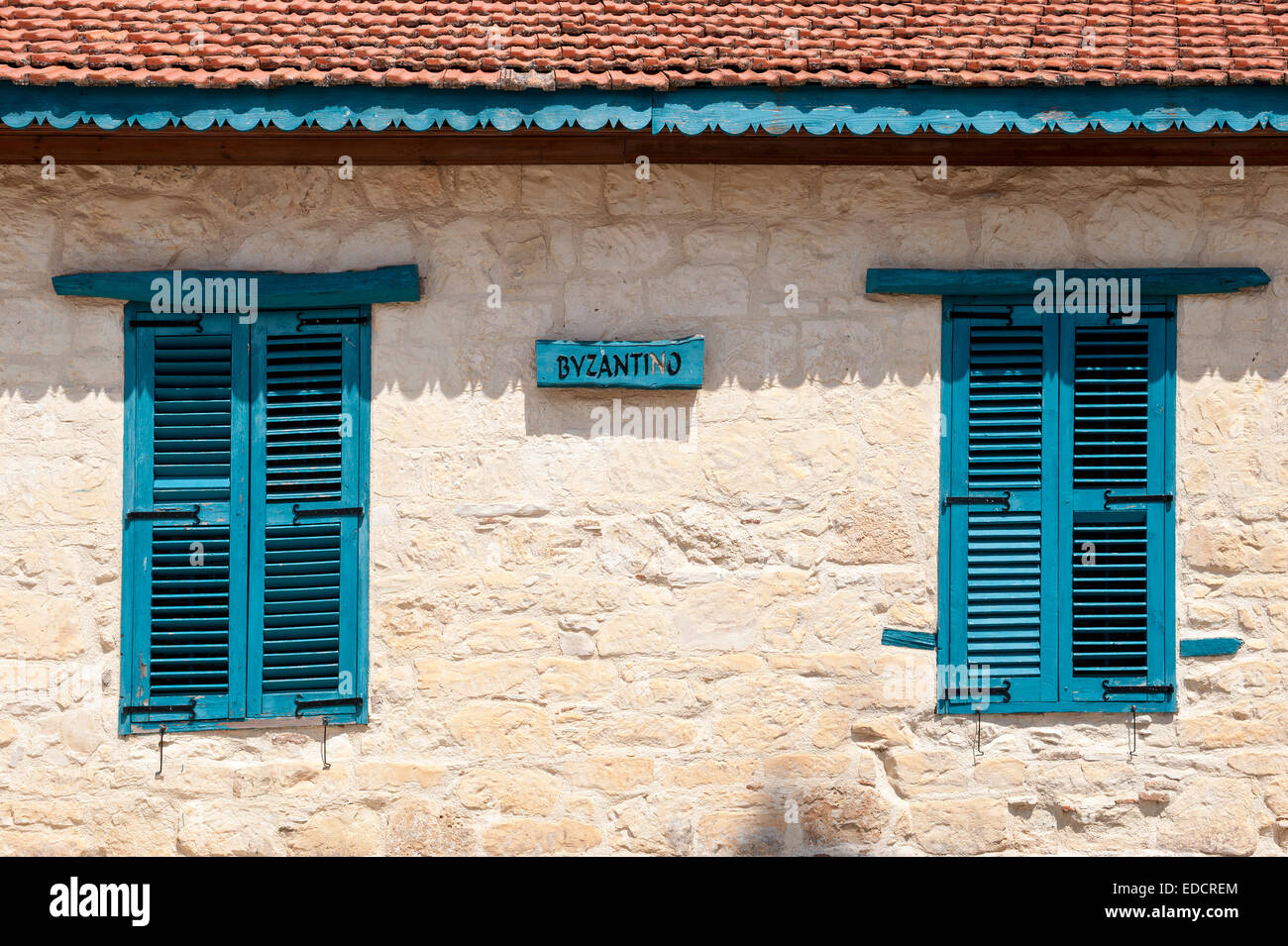 Maison typique avec des volets en bois à Chypre Banque D'Images