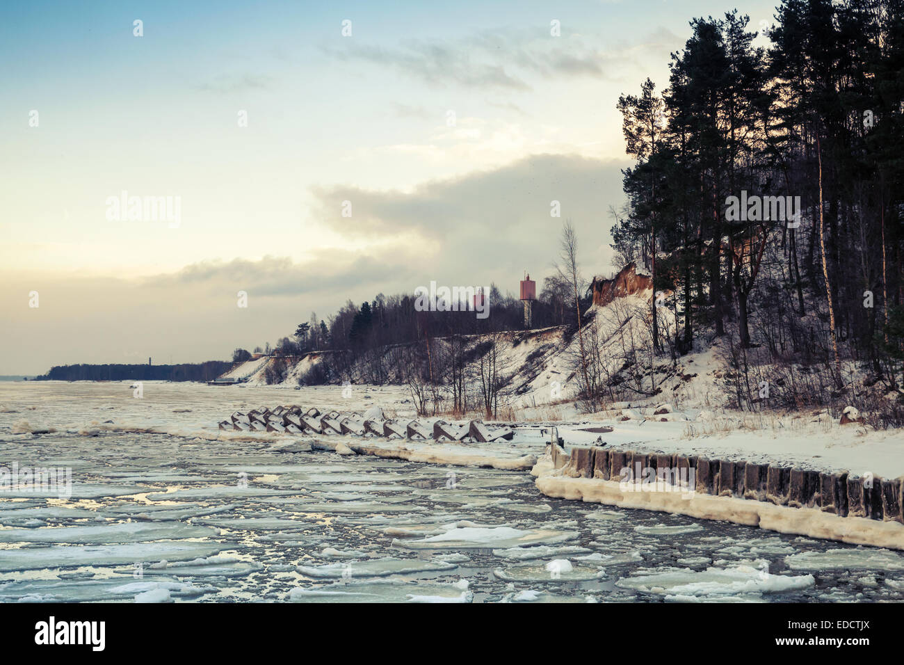 Paysage côtier d'hiver avec la glace flottante et congelé pier. Golfe de Finlande, de Russie. Tons vintage photo avec effet de filtre Banque D'Images