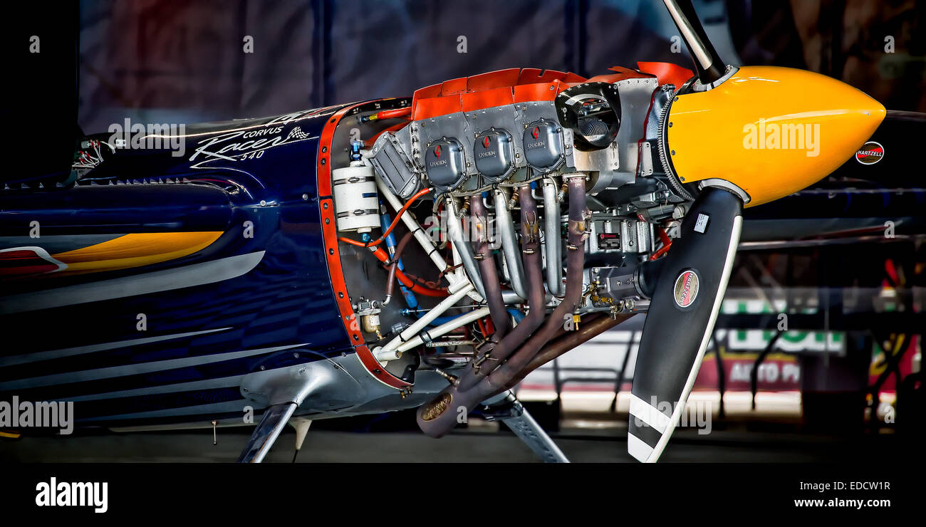 Edge 540 Redbull Air Race Engine in hangar Banque D'Images