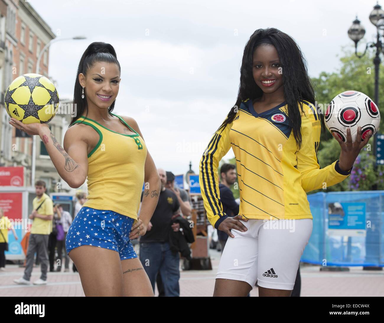 Babe brésilienne Danni Lima & Columbian stunner Carolina Cuero Alban posent en haut de Grafton Street en avant du quart de finale de la Coupe du Monde Brésil V Colombie-britannique demain soir avec : Danni Lima,Carolina Cuero Alban Où : Dublin, Irlande Date : 03 Juil 2014 Banque D'Images