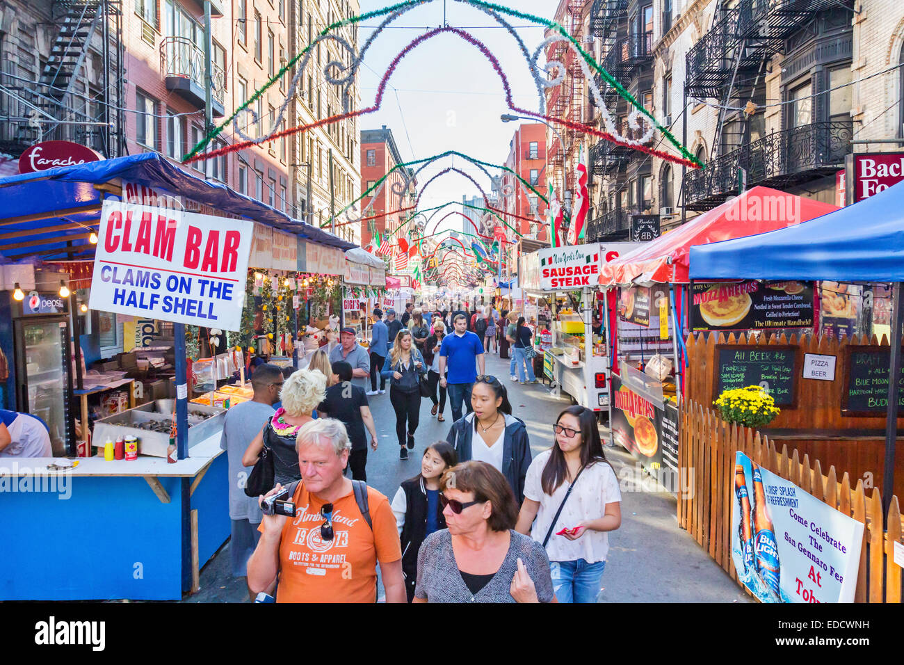 Les visiteurs et touristes profitant de la San Gennaro Festival à Little Italy, Manhattan, New York. Banque D'Images