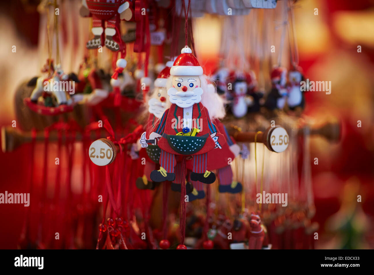 Père Noël en bois décorations de l'arbre à la Manchester 2014 Marchés de Noël allemand Banque D'Images