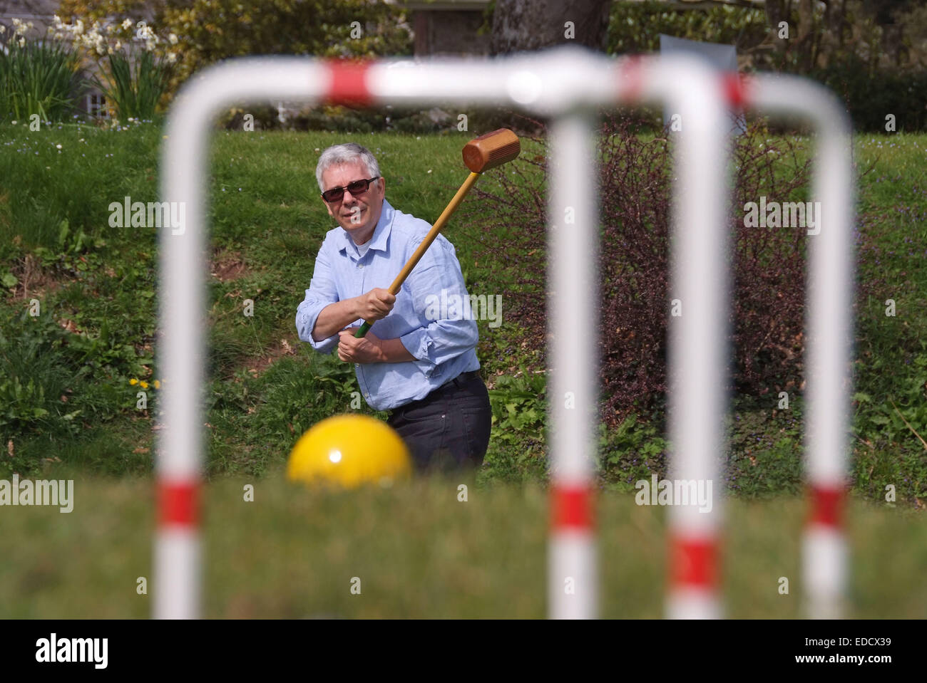 Le nouveau jeu de Crolf, qui est un amalgame de croquet et golf, joué par son inventeur Robbie Richardson (rose et bleu en haut) Banque D'Images