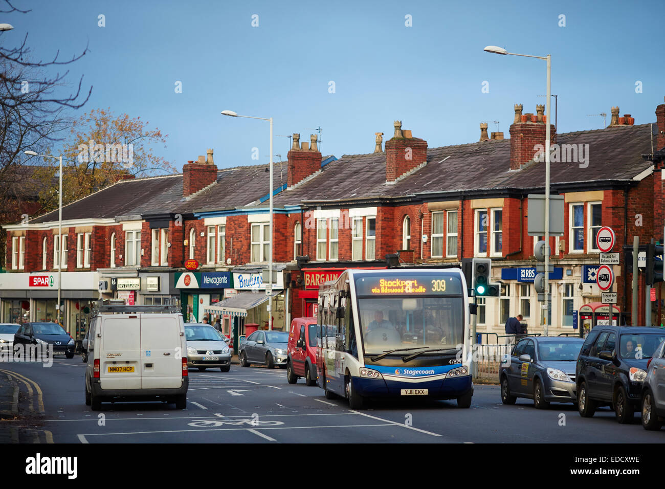 La route 309 Stagecoach bus unique passant par Davenport village le long de Bramhall Lane à Stockport Cheshire. Banque D'Images