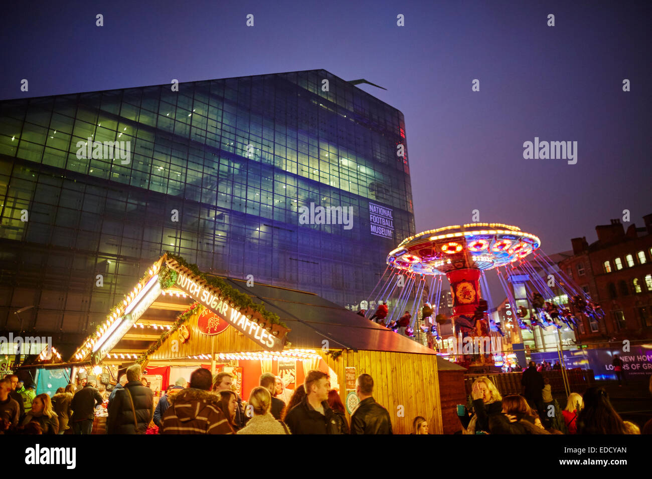 Les marchés de Noël allemand de Manchester, dans le nouveau lieu d'expositions jardins Cathédrale Swing ride Ride Banque D'Images