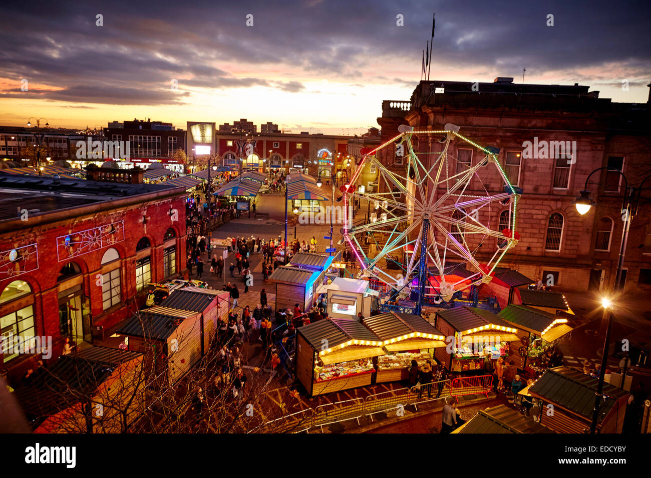 En vertu de l'Ashton lyne Tameside, grande roue et grand marché de Noël de la Place du Marché Banque D'Images