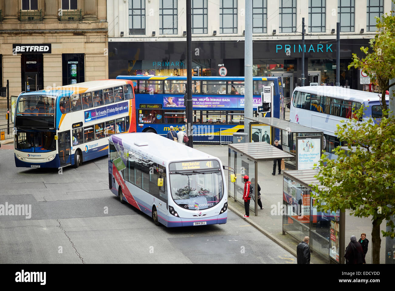 La gare routière de Manchester Piccadilly, premier bus, bus Stagecoach et un Magic bus moins cher Banque D'Images