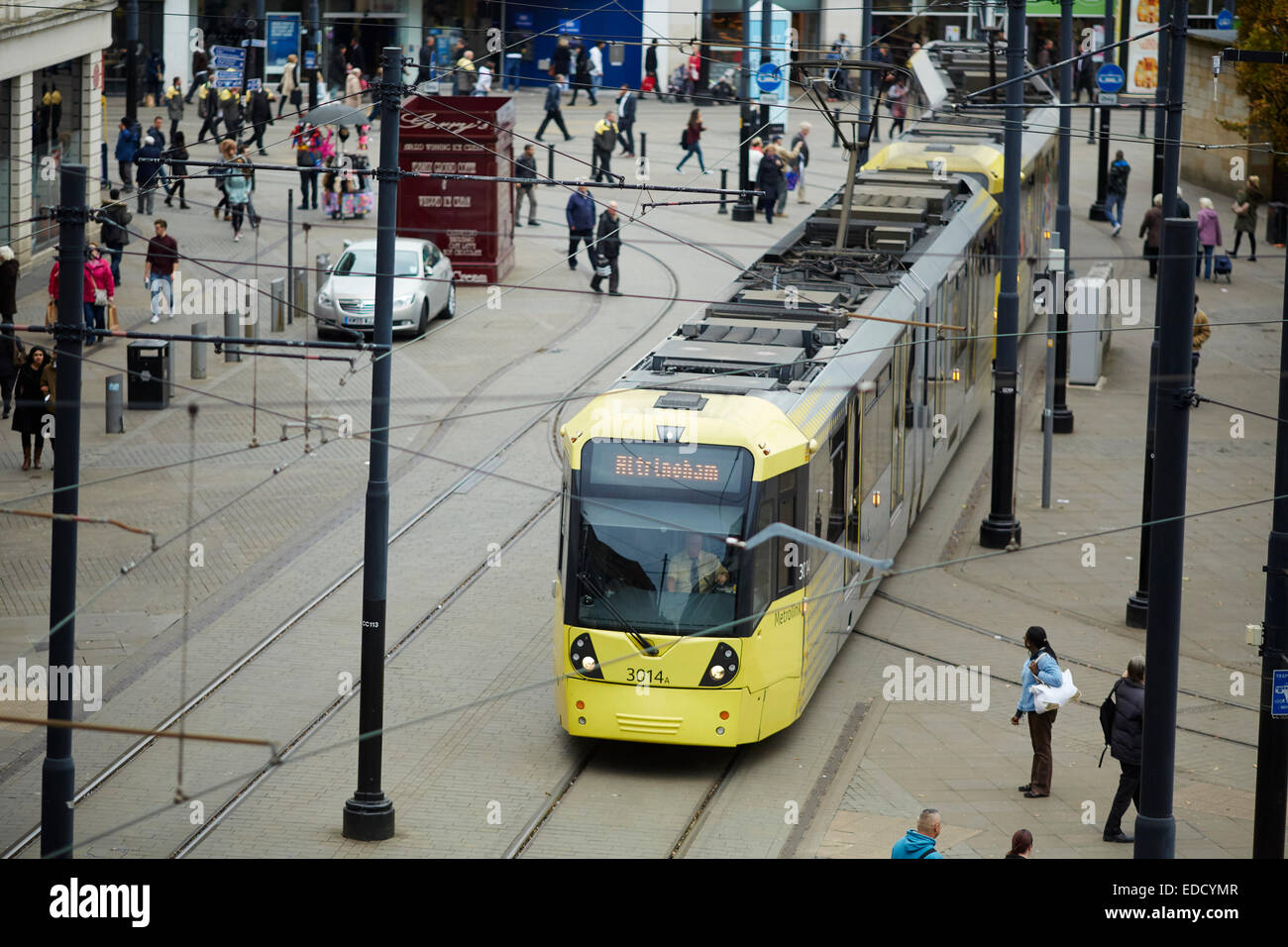 Manchester Metrolink tram passant sur les jardins de Piccadilly Mosley Street Banque D'Images