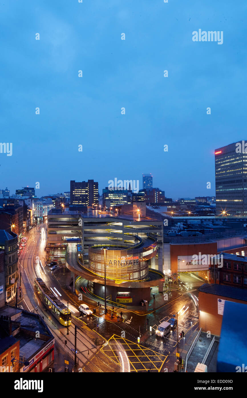 Manchester High Street, dans le domaine de Shudehill le centre-ville, un arrêt de tramway Metrolink à lumières, parking et l'Arndale ni Banque D'Images
