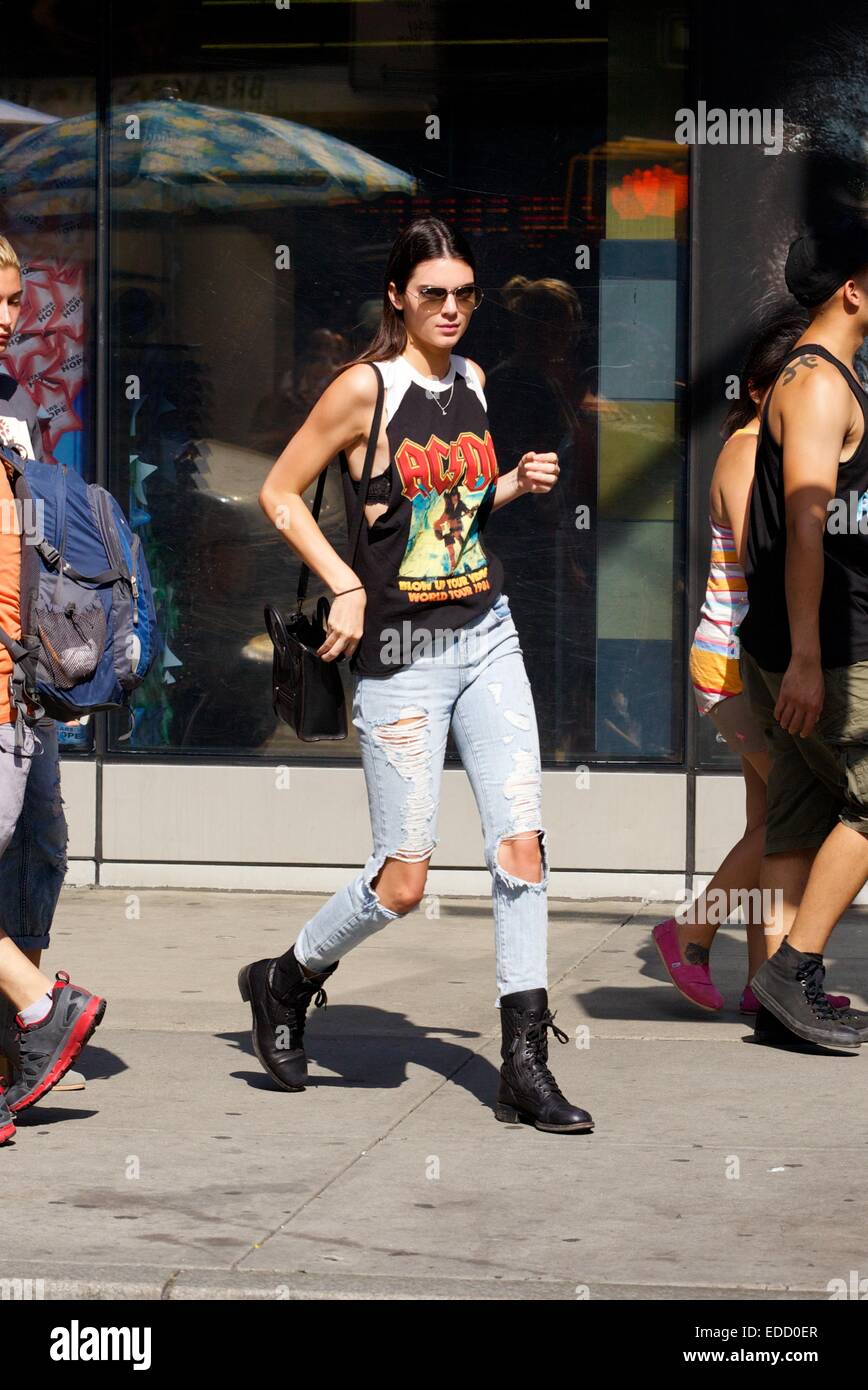 Kendall Jenner, vêtu d'un pantalon déchiré et un adaptateur AC/DC haut, passe son temps avec Hailey Baldwin à New York avec Kendall Jenner : où : New York City, New York, United States Quand : 03 Oct 2014 Banque D'Images