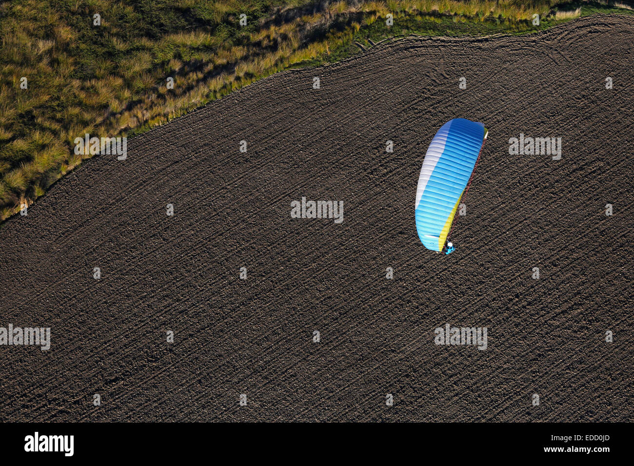 Une femme glisse parapente à Algodonales, Andalousie, Espagne, juste avant l'atterrissage. Banque D'Images