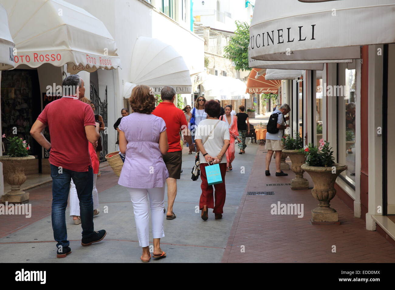Les touristes flânant passé le cher, des boutiques de designer sur l'île de Capri, en Italie, en Europe Banque D'Images