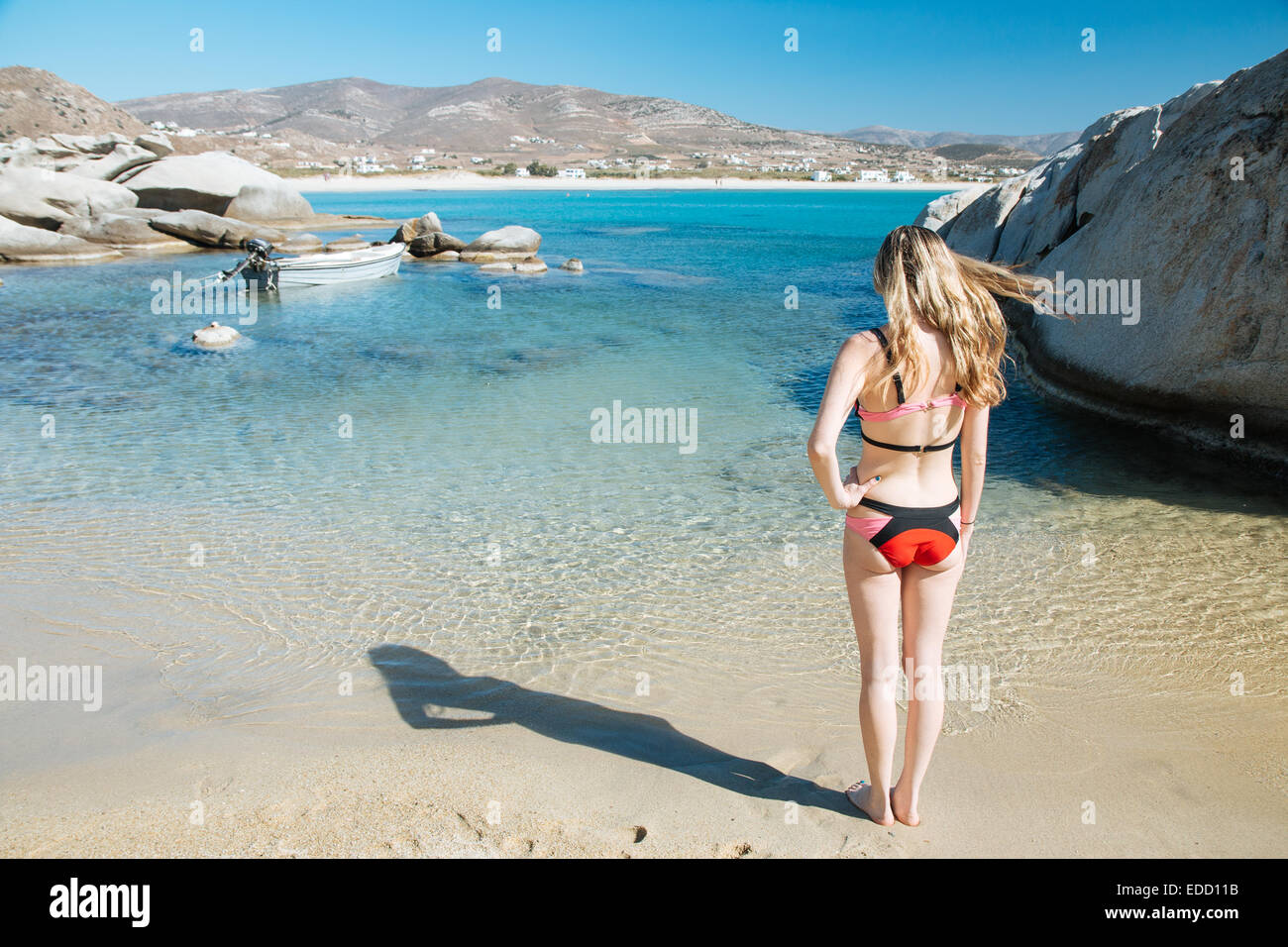 À la fille à la mer lors d'une plage de Naxos, îles grecques, Grèce Banque D'Images