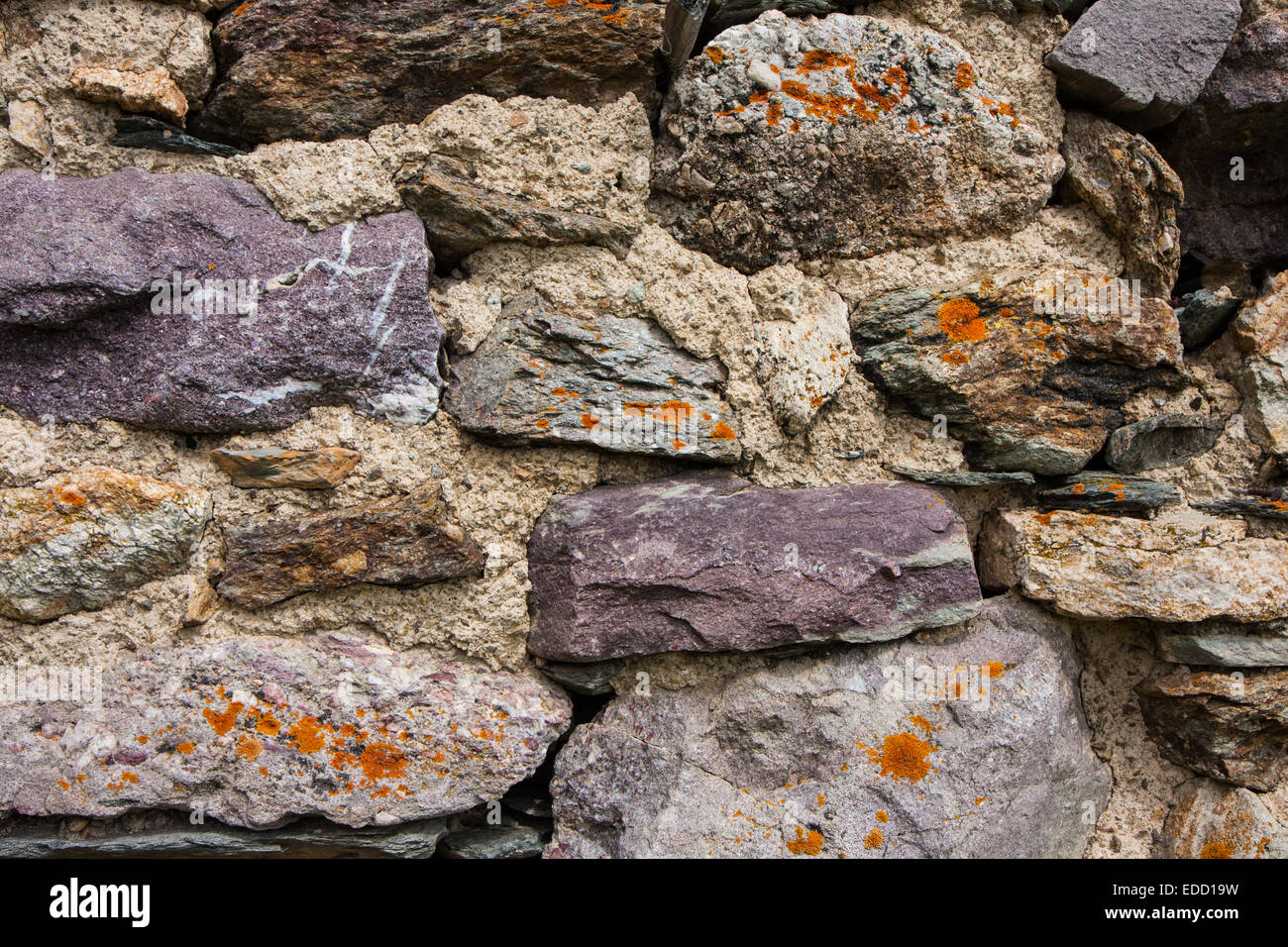 Un mur sec construit avec de la pierre naturelle mélangée Banque D'Images