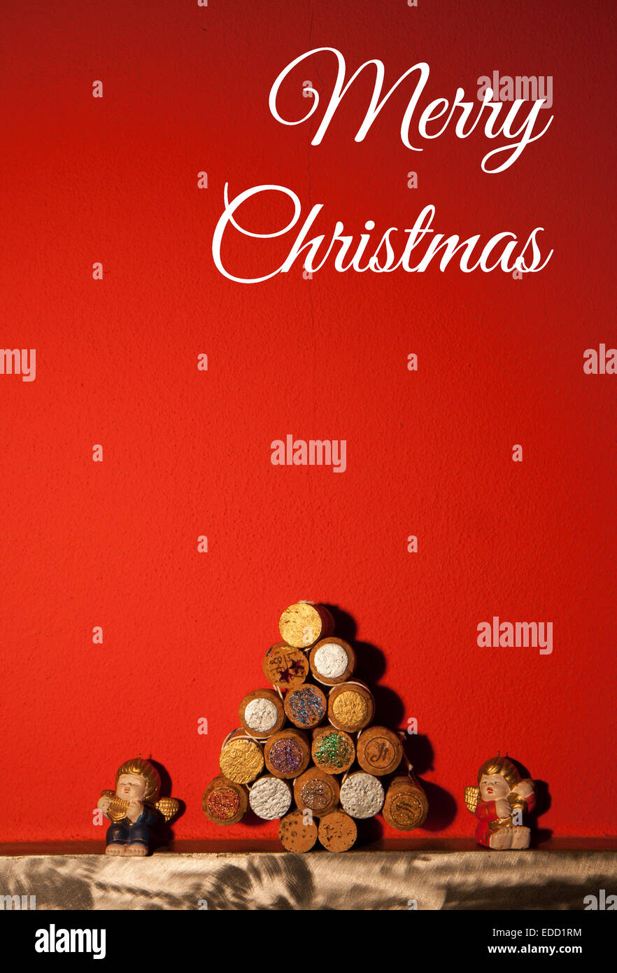 Arbre de Noël liège avec deux petits anges sur fond orange Banque D'Images