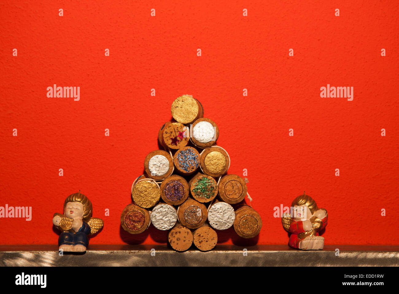 Arbre de Noël liège avec deux petits anges sur fond orange Banque D'Images