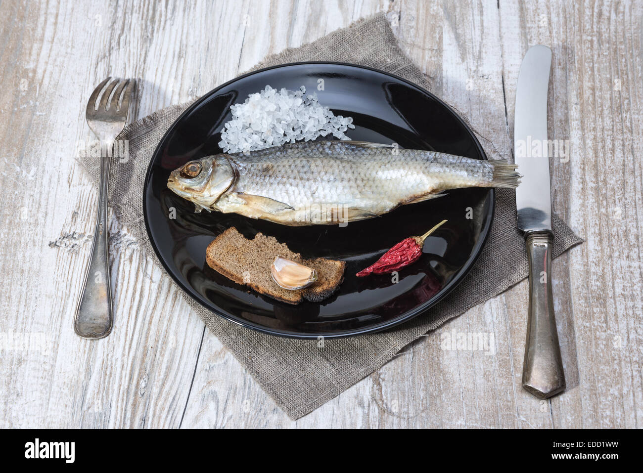 Stock-fish - roach sur une plaque noire - installation Vintage Banque D'Images
