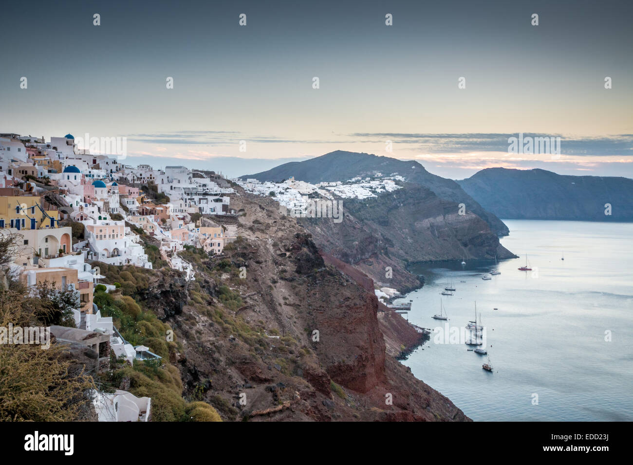 Lever de soleil à Santorin avec une vue sur la ville et la Caldeira Oia, Santorini, Cyclades, îles grecques, Grèce Banque D'Images