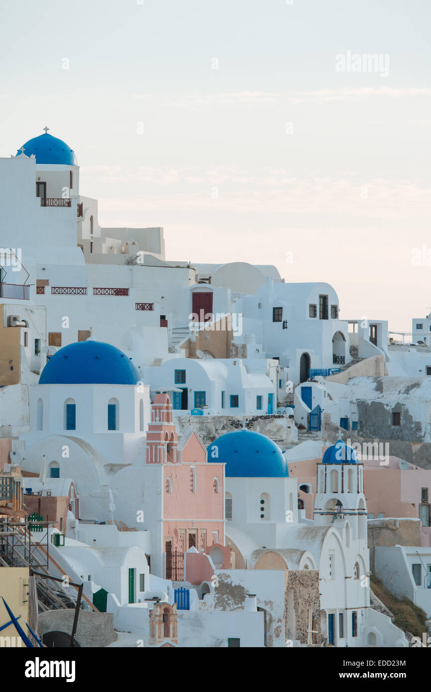 Lever de soleil à Santorin avec une vue sur la ville Oia, Santorin, Cyclades, îles grecques, Grèce Banque D'Images