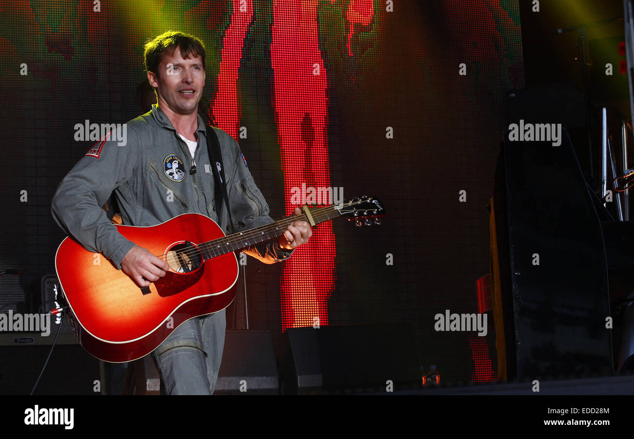 James Blunt en live sur scène et la foule à l'hippodrome d'Epsom surfe avec : James Blunt Où : Epsom, Royaume-Uni Quand : 03 Oct 2014 Banque D'Images