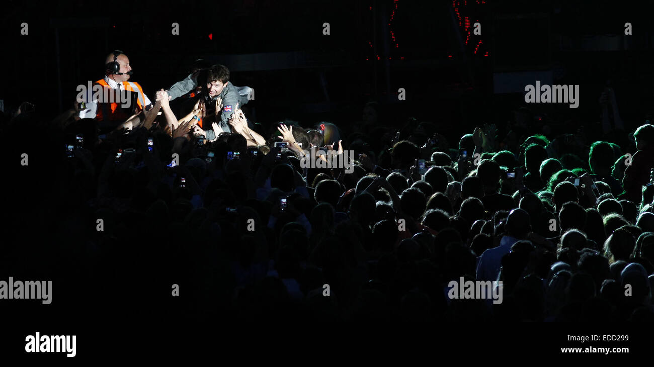 James Blunt en live sur scène et la foule à l'hippodrome d'Epsom surfe avec : James Blunt Où : Epsom, Royaume-Uni Quand : 03 Oct 2014 Banque D'Images