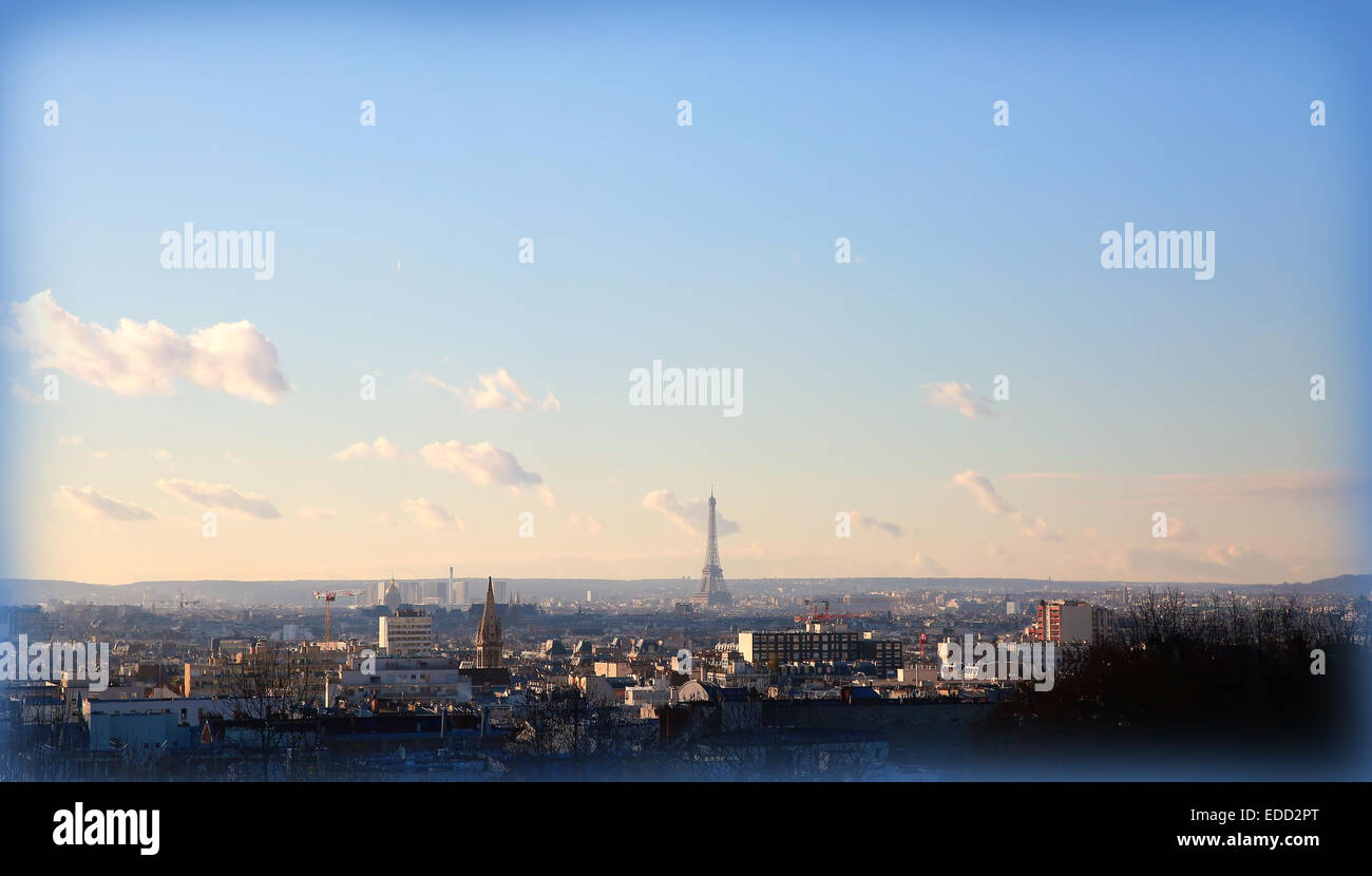 Toits de Paris avec la tour Eiffel Banque D'Images