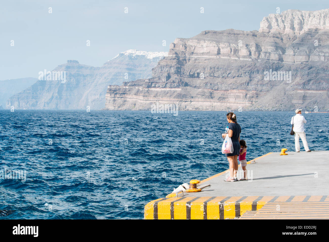 Les personnes en attente pour le ferry dans le port d''Athinios, Santorini, Cyclades, îles grecques, Grèce Banque D'Images